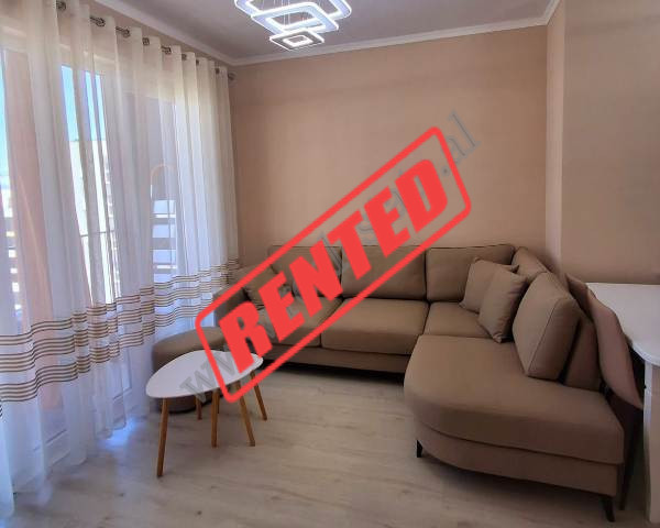 Apartament 1+1 me qira ne Kompleksin Univers City prane QTU ne Tirane.
Ndodhet ne katin 7 te nje pa